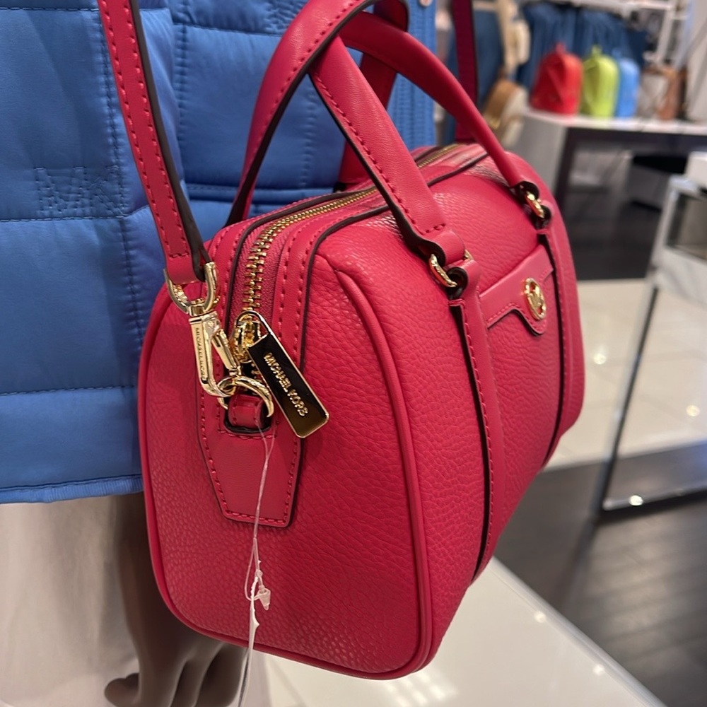 Michael Kors Travel Small Duffle Leather Crossbody Satchel Electric Pink
NWT - Picture 13 of 16